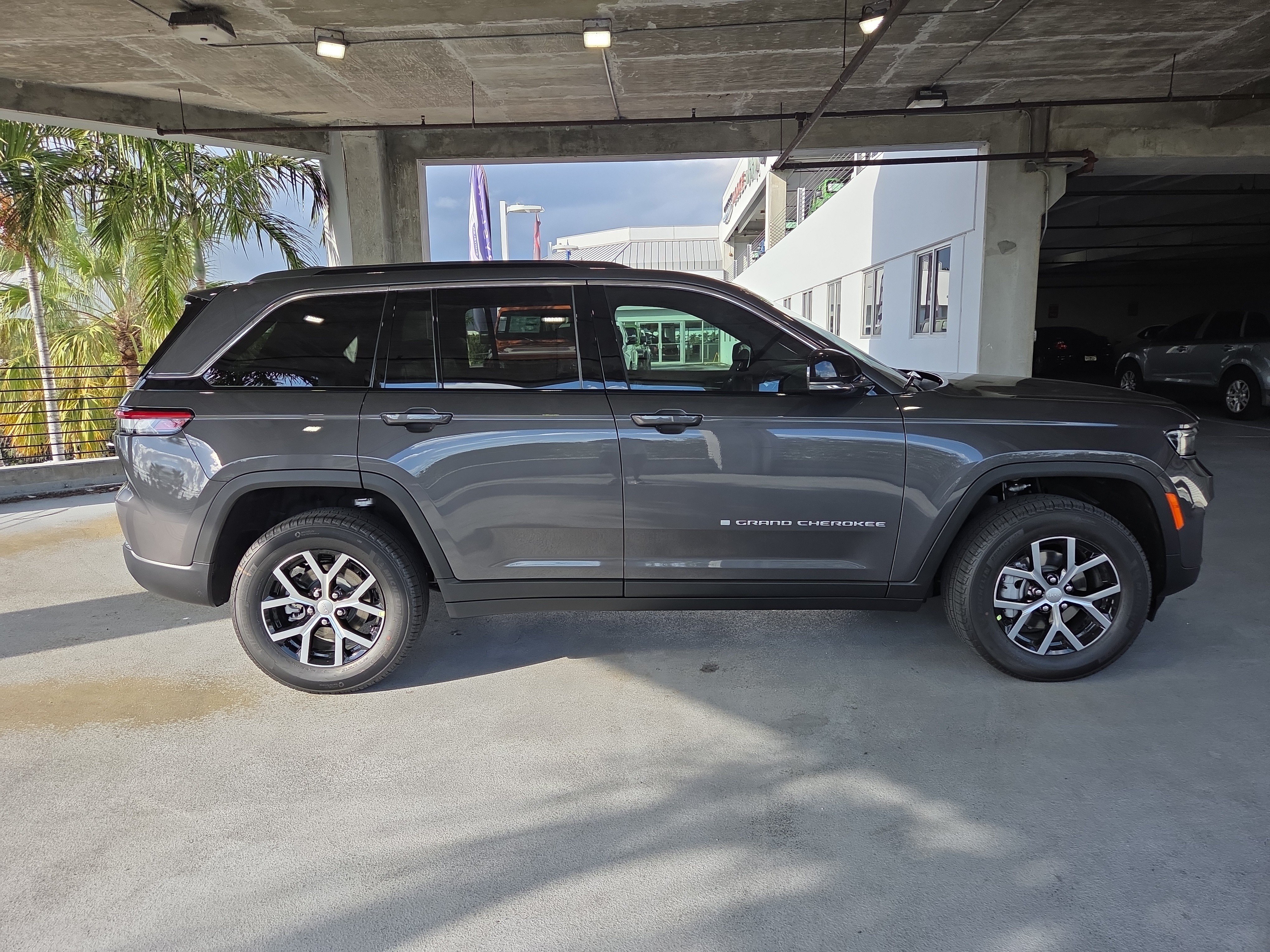 New 2025 Jeep Grand Cherokee Limited w/ Trailer Tow Package AWD/4WD image 4