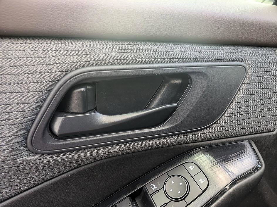 Used 2023 Nissan Rogue S image 12