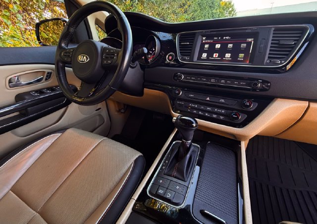 Used 2015 Kia Sedona SX FWD image 23