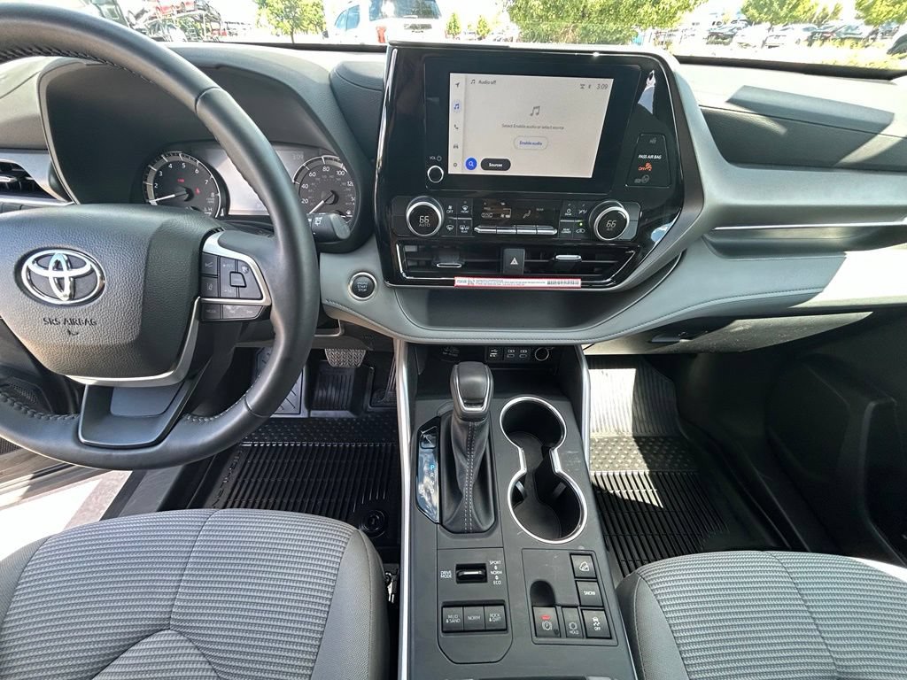 Used 2025 Toyota Highlander LE AWD/4WD image 17