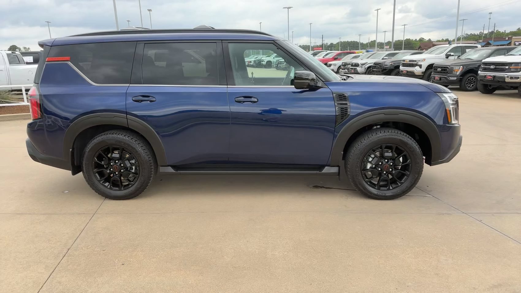 Used 2025 Nissan Armada PRO-4X AWD/4WD image 2