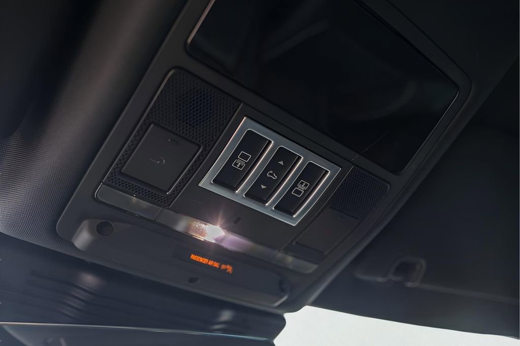 Used 2024 Land Rover Discovery Metropolitan Edition image 25