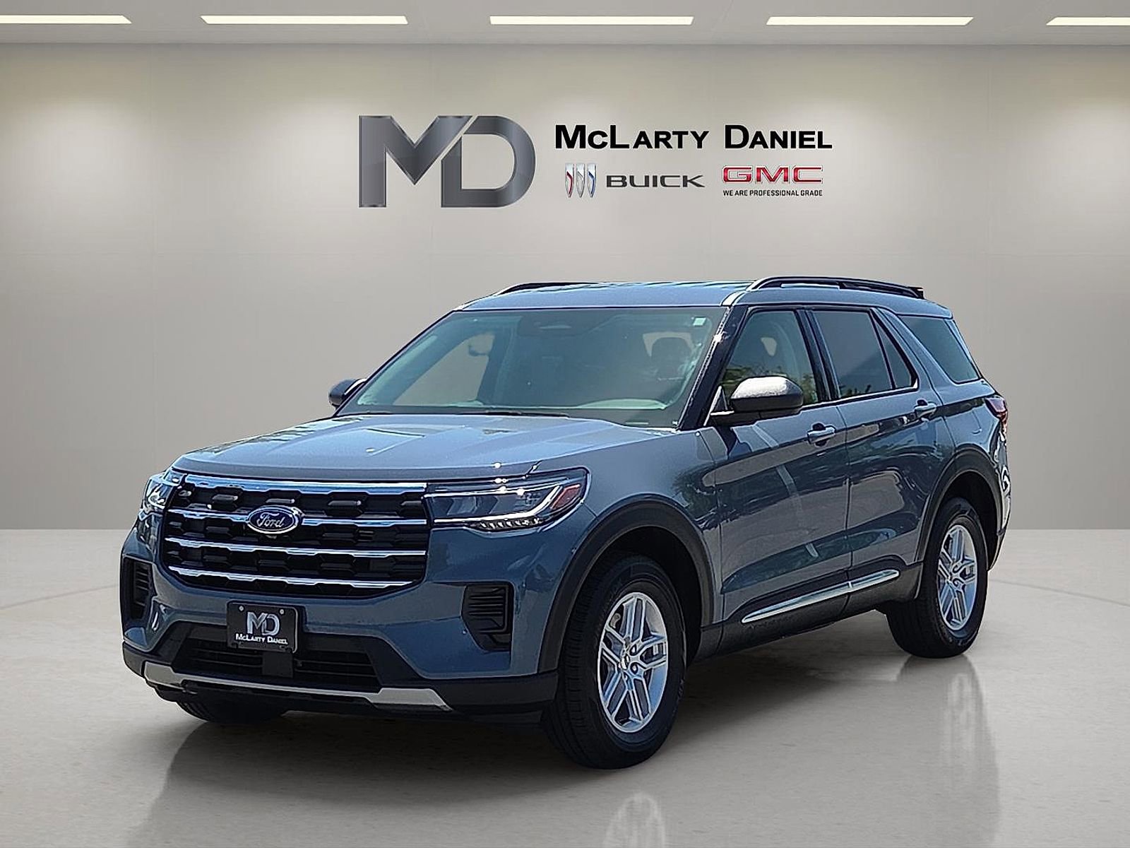 Used 2025 Ford Explorer Active AWD/4WD image 2