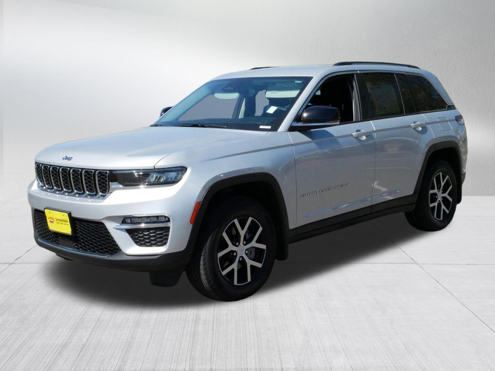 Used 2023 Jeep Grand Cherokee Limited w/ Trailer Tow Prep Group (B) AWD/4WD image 3