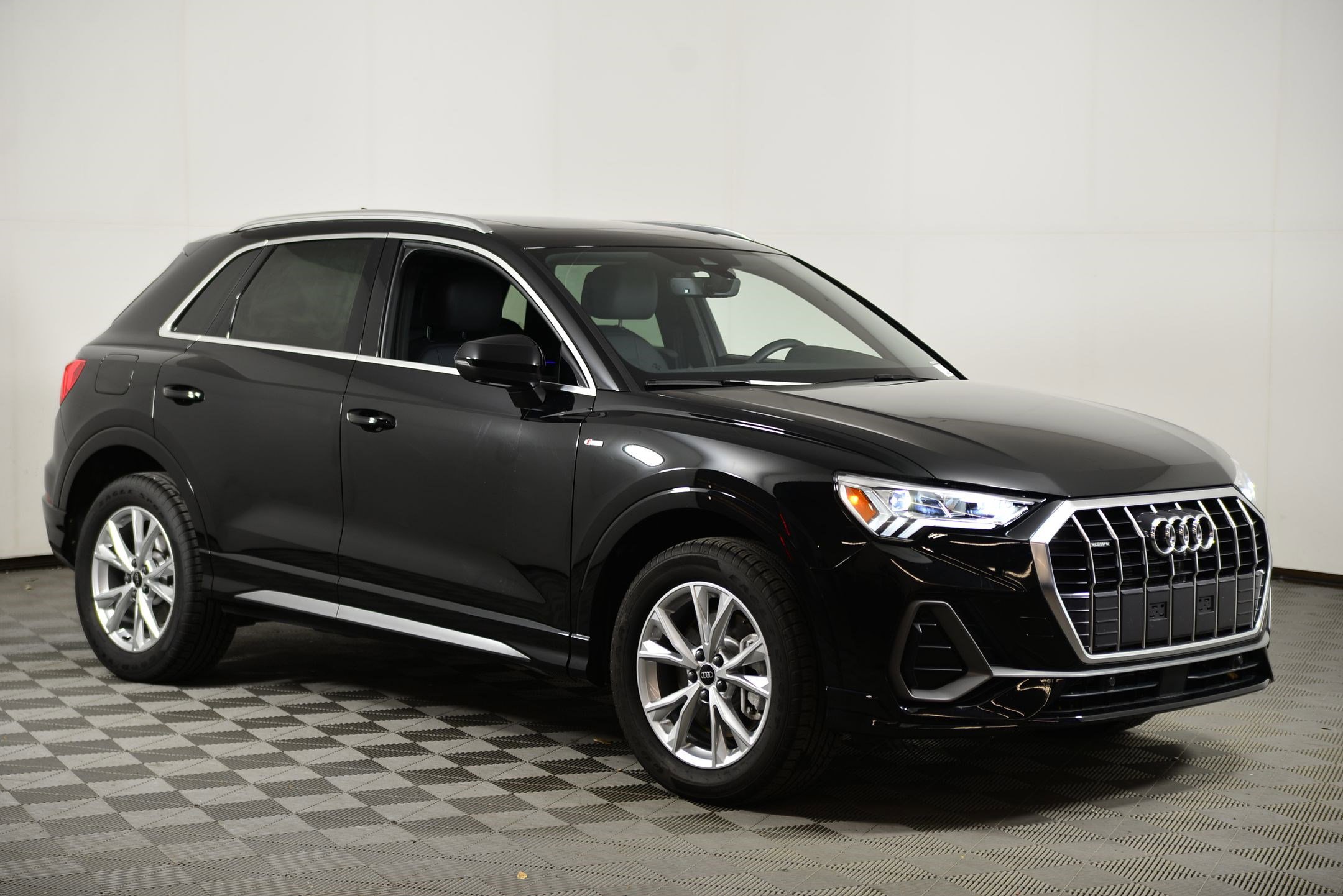 Certified 2025 Audi Q3 2.0T Premium Plus w/ Premium Plus Package image 6