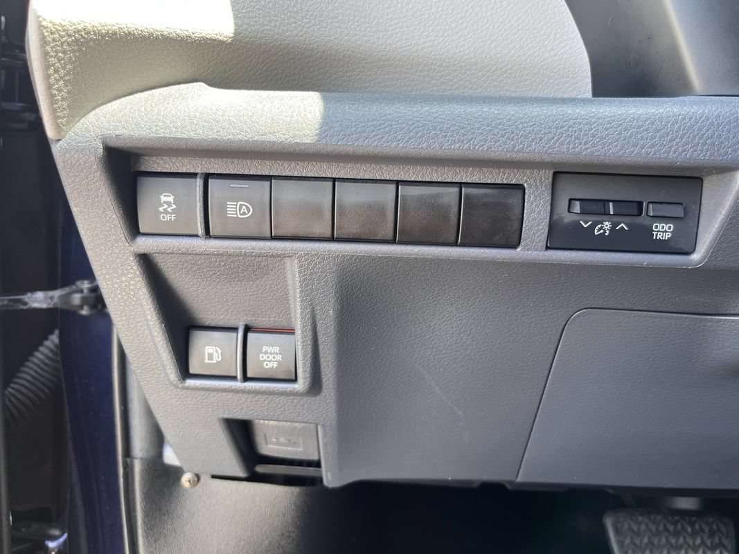 Used 2021 Toyota Sienna XLE w/ XLE Plus Package FWD image 21