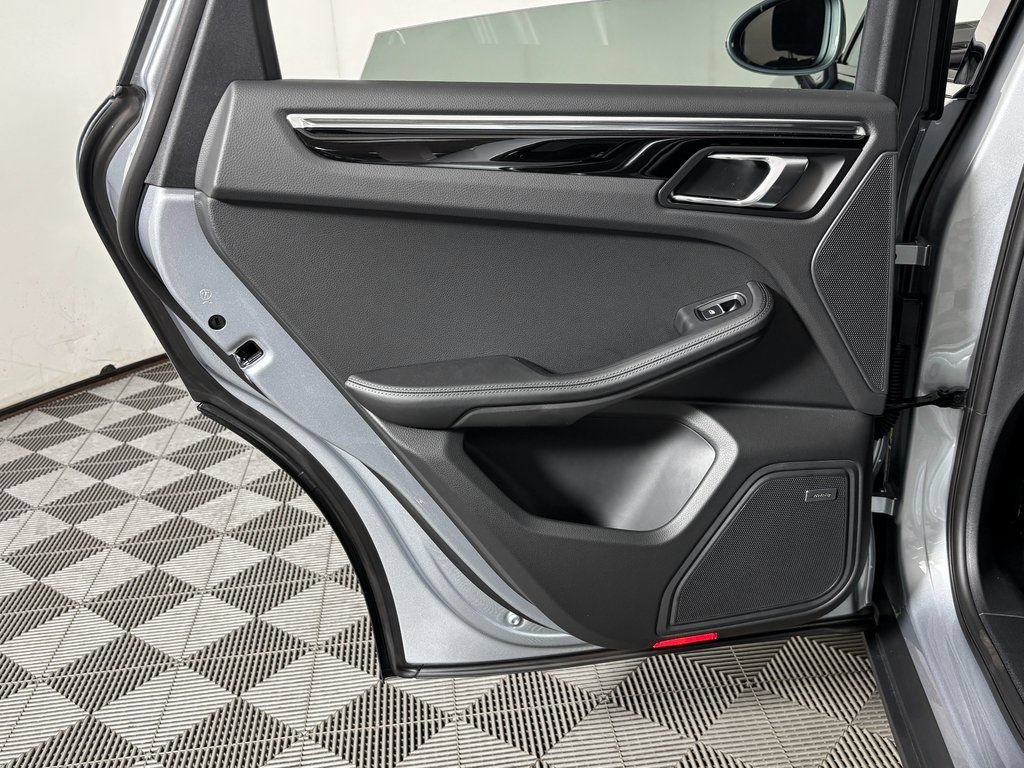 Certified 2026 Porsche Macan AWD/4WD image 33