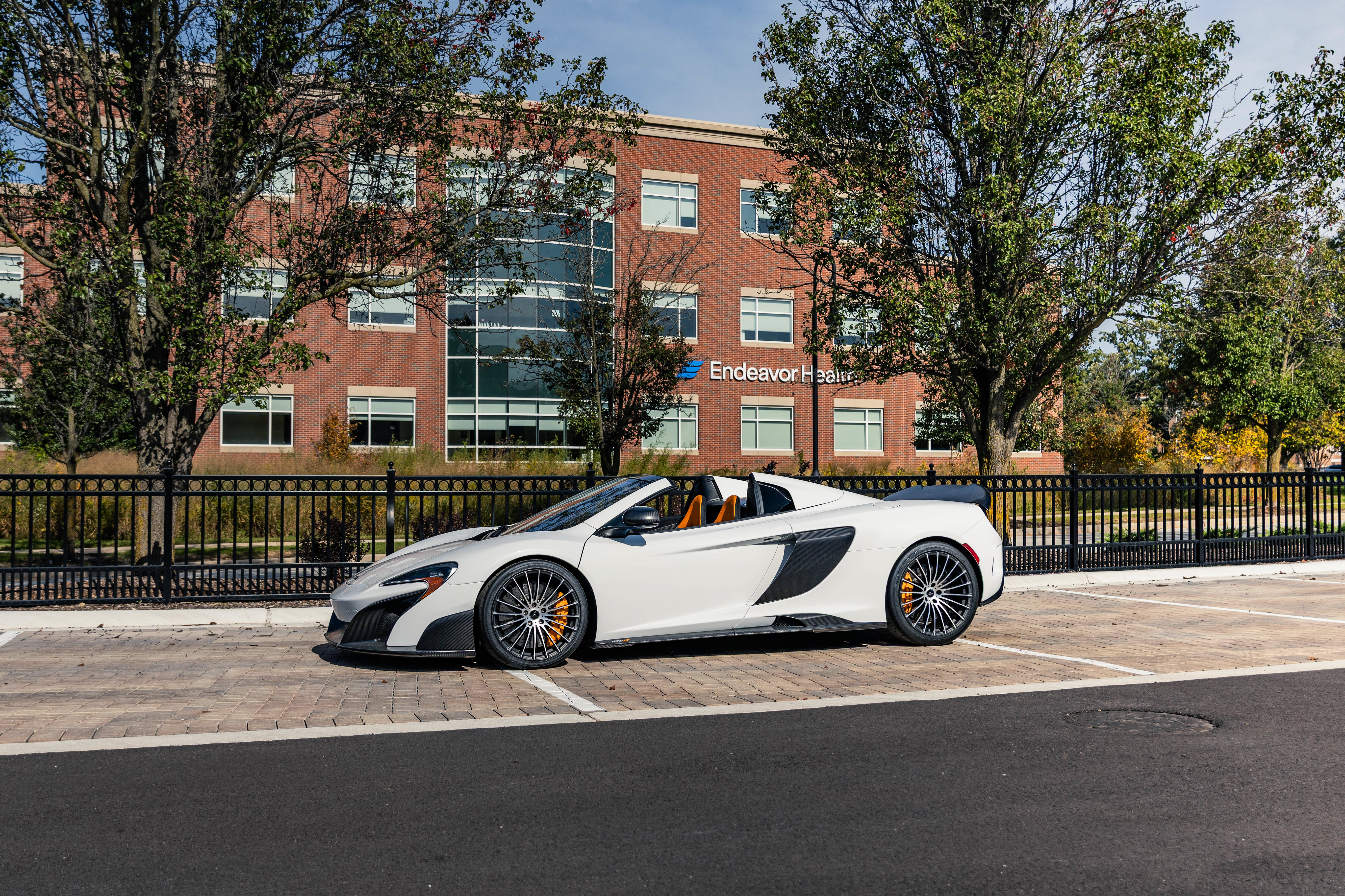 Used 2016 McLaren 675LT Spider RWD image 32