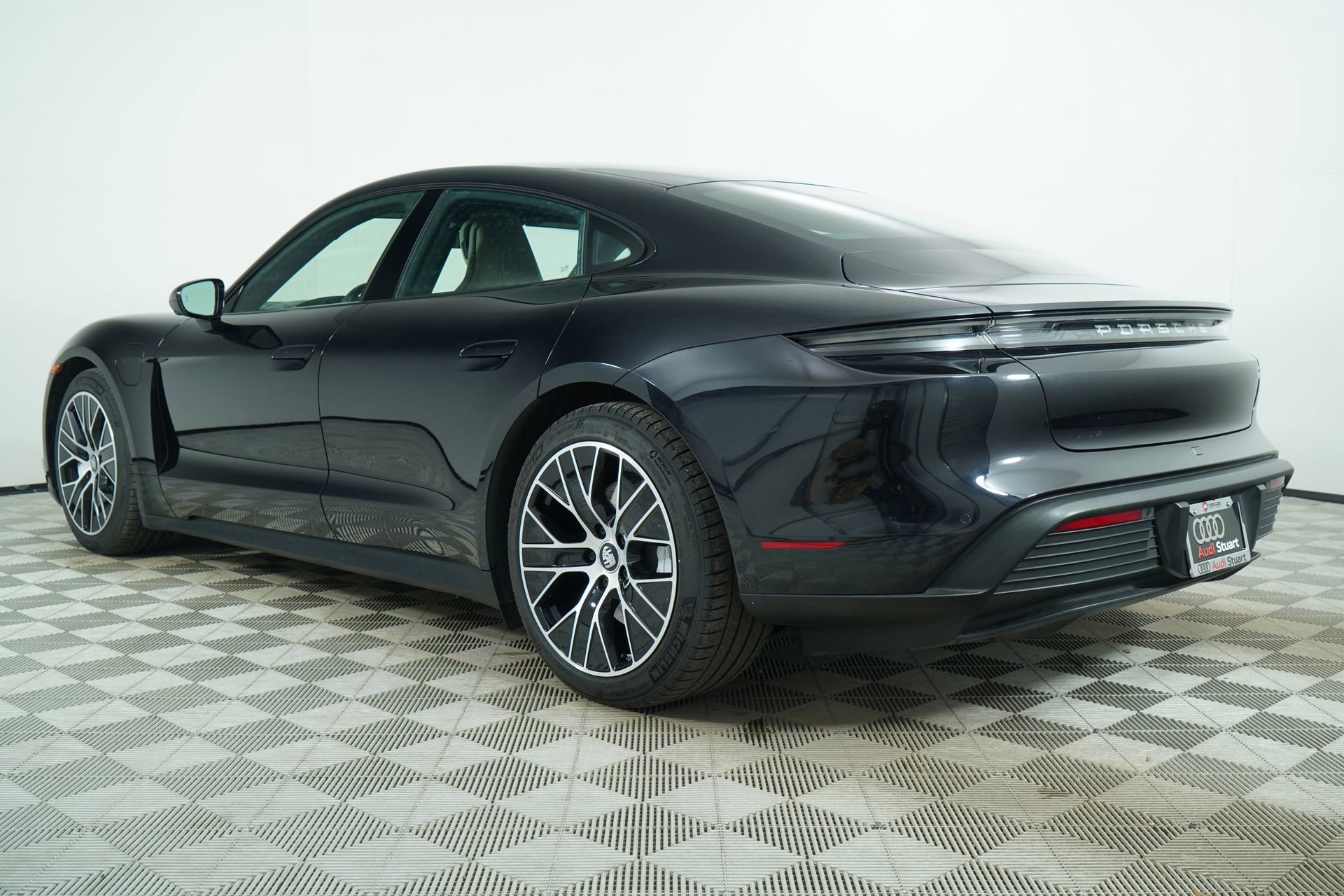 Used 2022 Porsche Taycan image 7