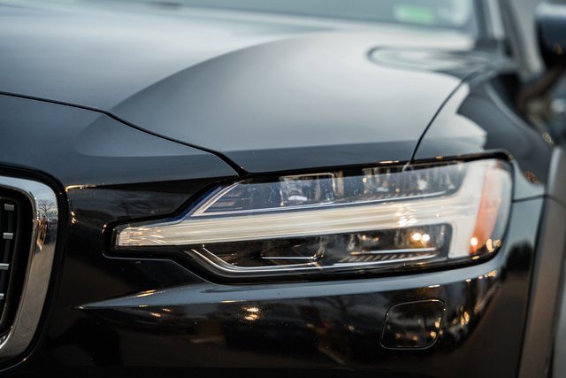 Used 2023 Volvo V60 B5 Cross Country Plus image 13