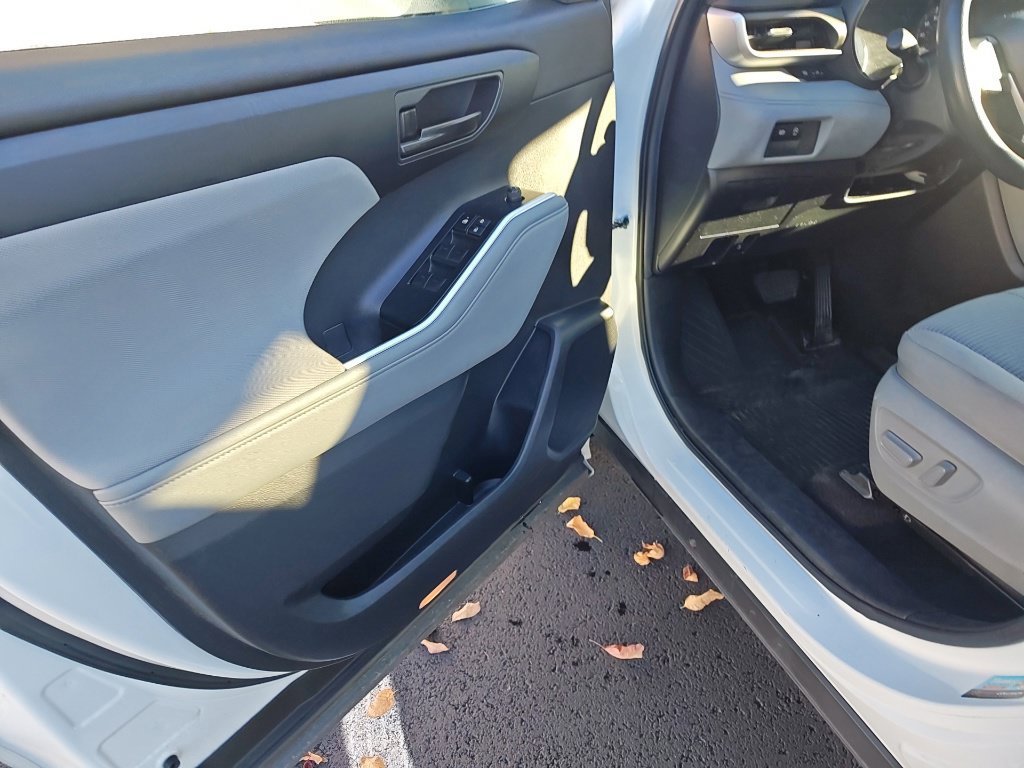 Used 2023 Toyota Highlander L FWD image 5