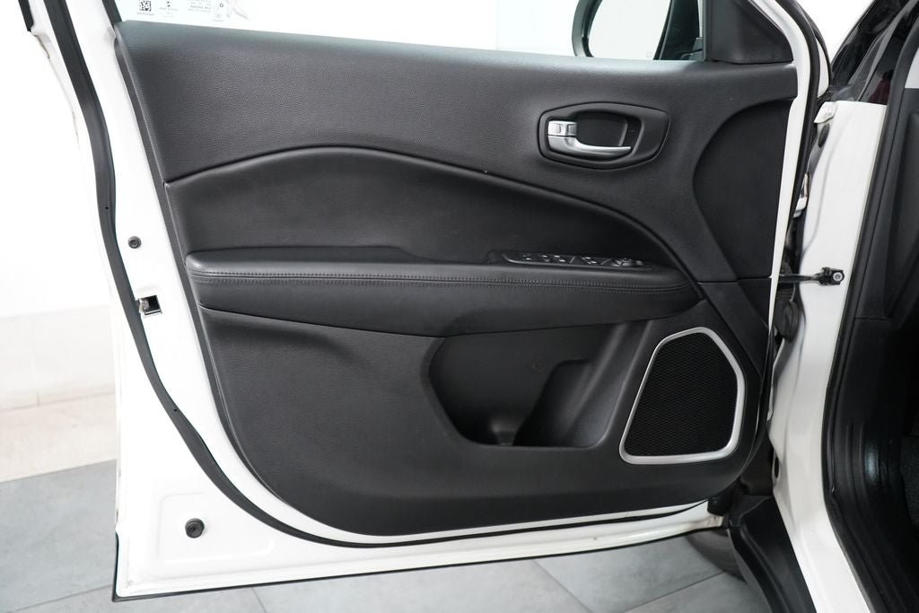 Used 2018 Jeep Compass Latitude FWD image 27