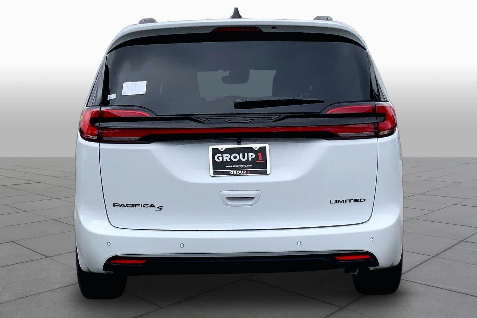 New 2027 Chrysler Pacifica Limited FWD image 4