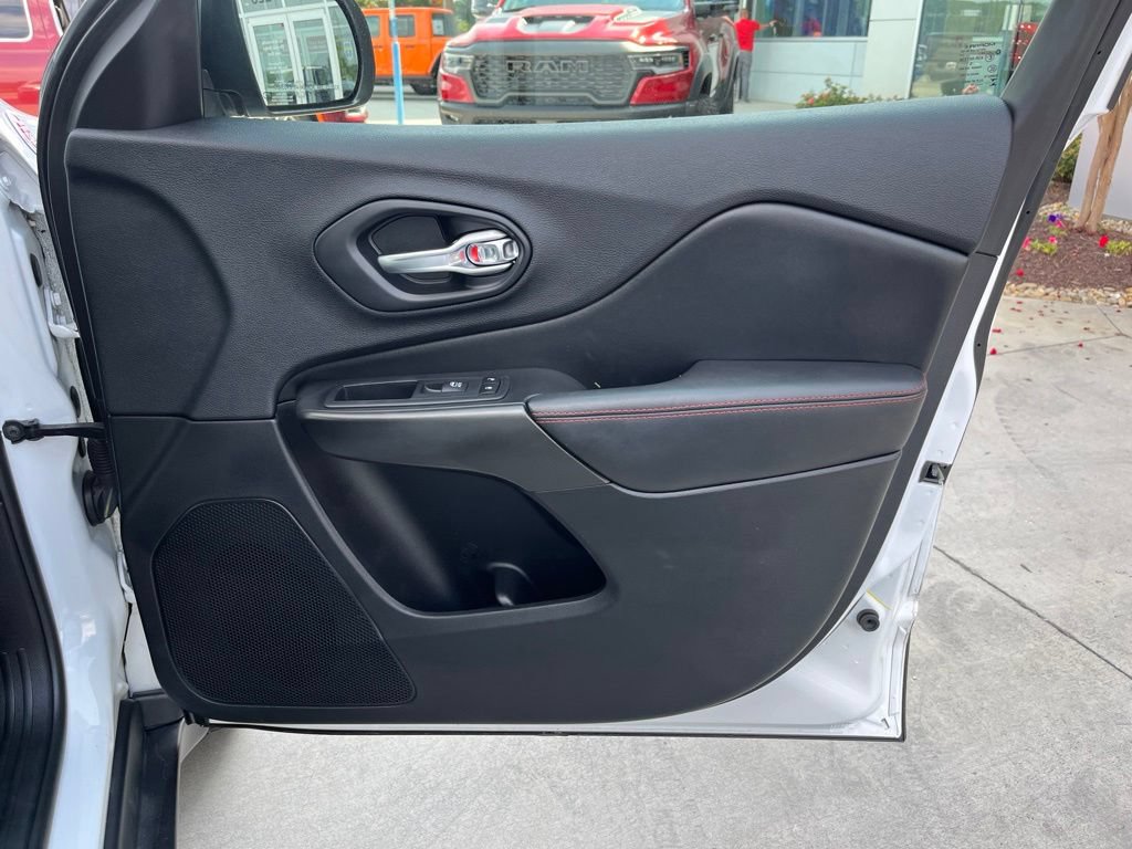 Used 2019 Jeep Cherokee Trailhawk AWD/4WD image 29