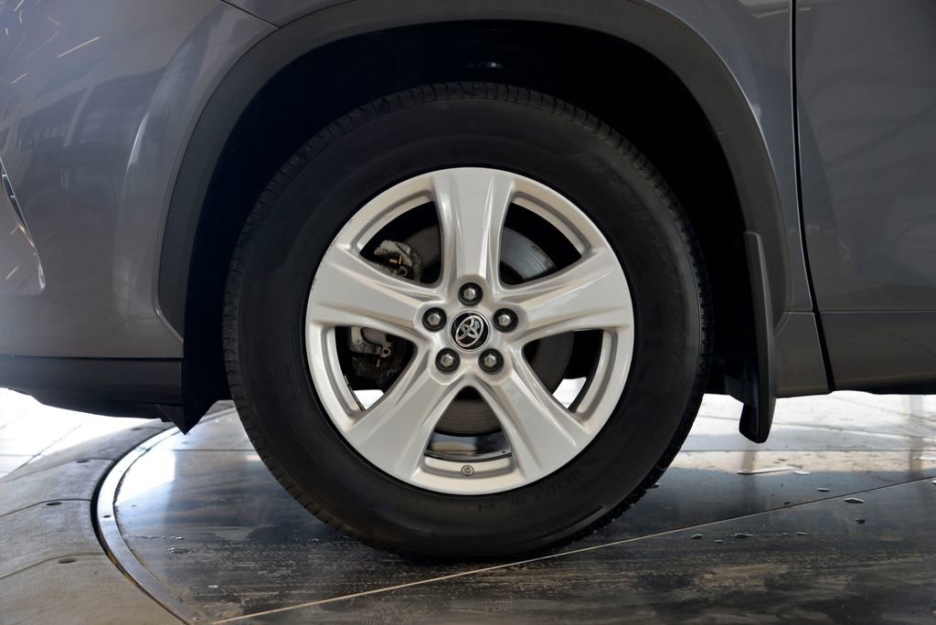 Used 2021 Toyota Highlander LE image 10