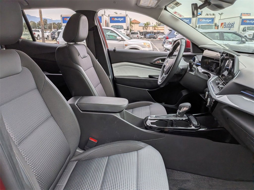 Used 2025 Chevrolet Trax LT w/ LT Convenience Package image 26