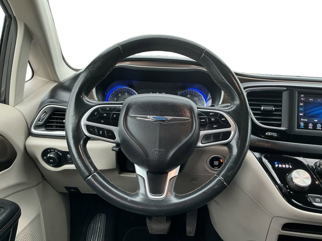 Used 2018 Chrysler Pacifica Touring-L FWD image 18