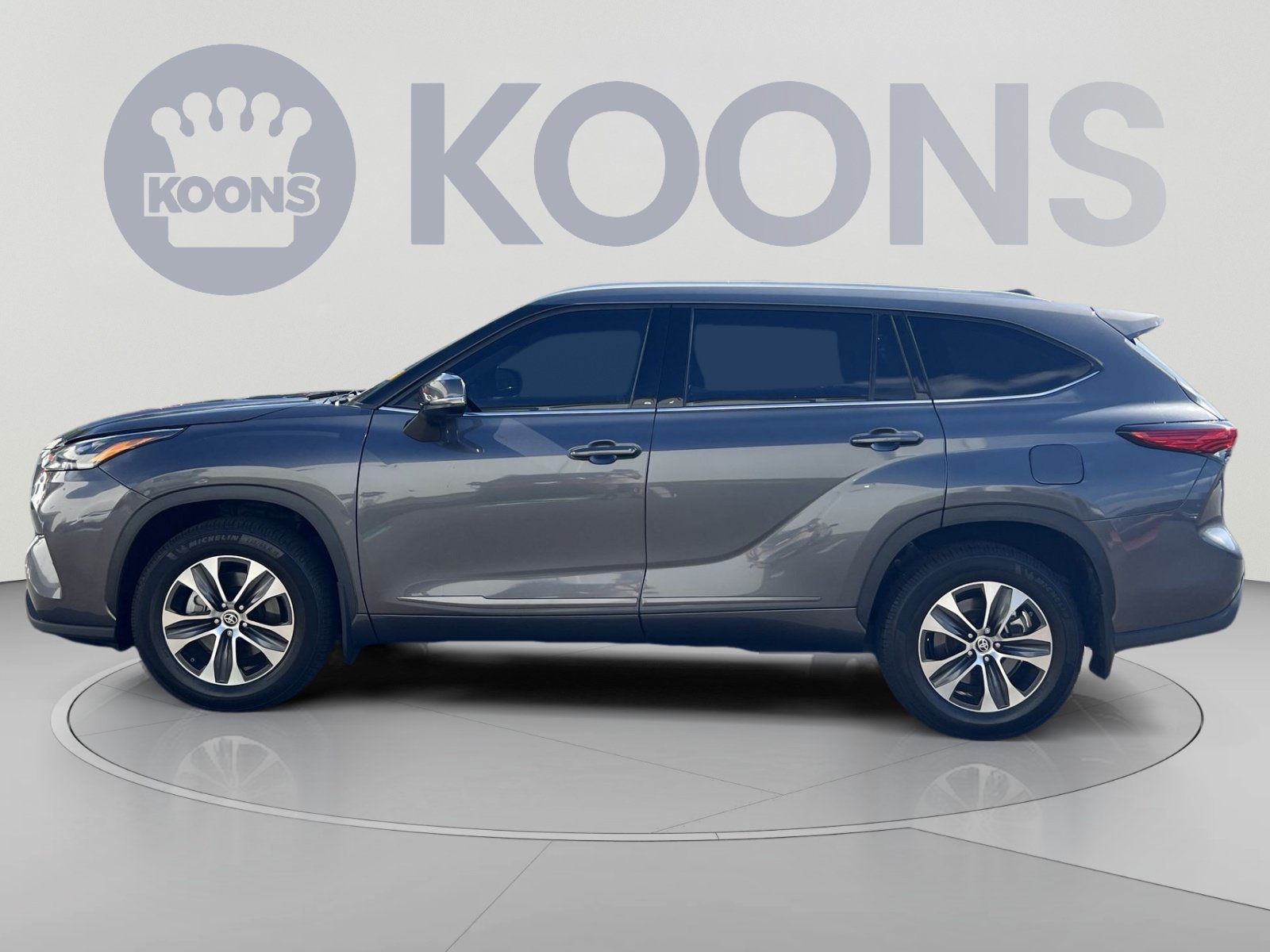 Used 2022 Toyota Highlander XLE AWD/4WD image 2