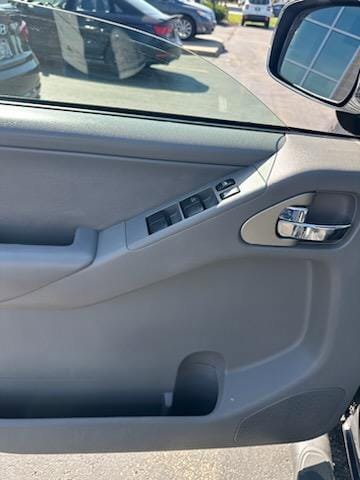 Used 2014 Nissan Frontier SL w/ SL Moonroof Package AWD/4WD image 9