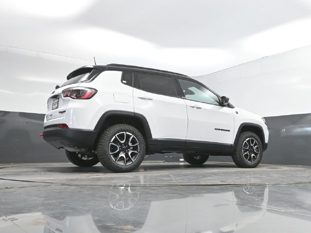 New 2026 Jeep Compass Trailhawk w/ Sun, Sound & Navigation Group AWD/4WD image 39