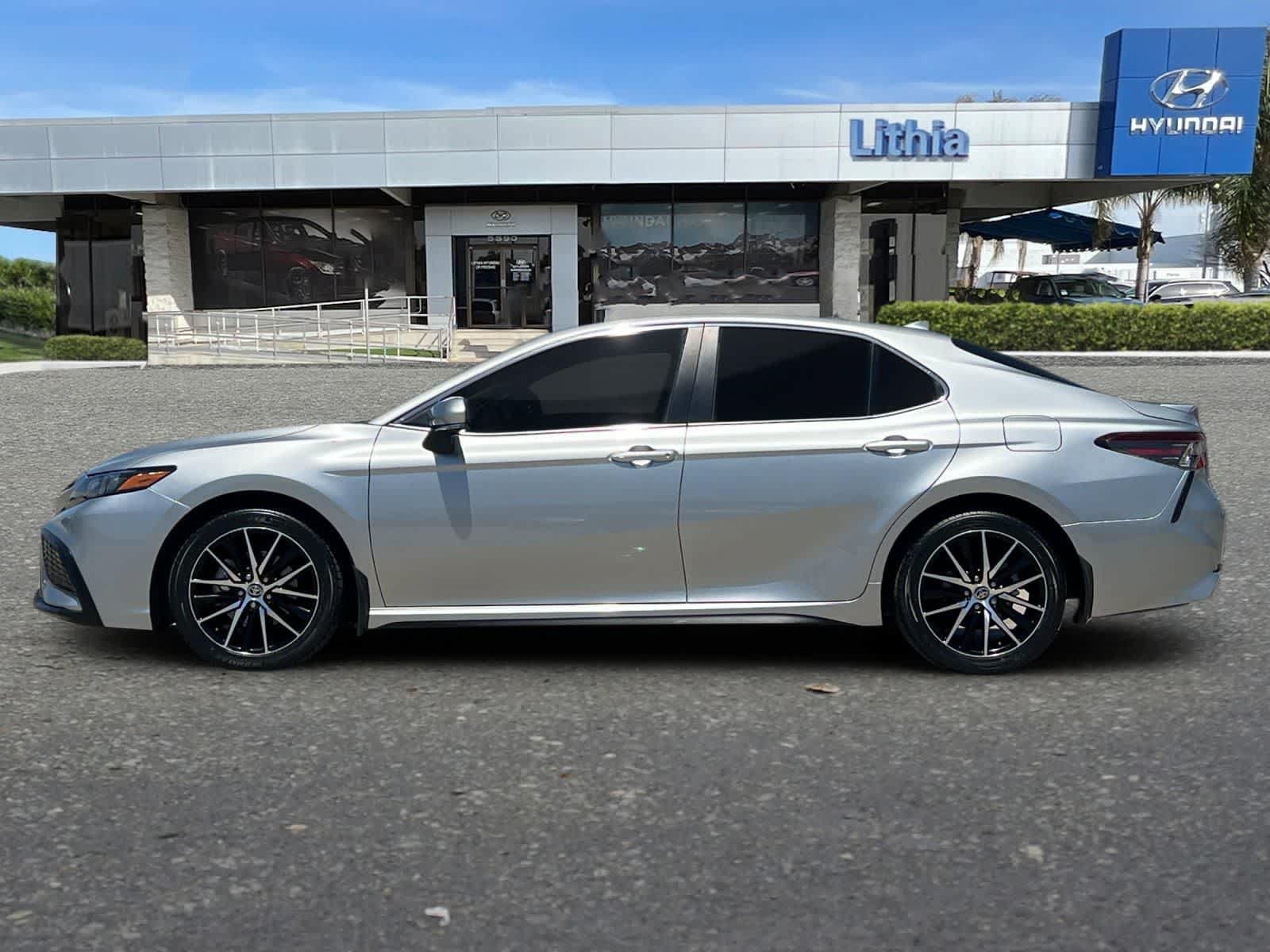 Used 2021 Toyota Camry SE w/ Convenience Package FWD image 6