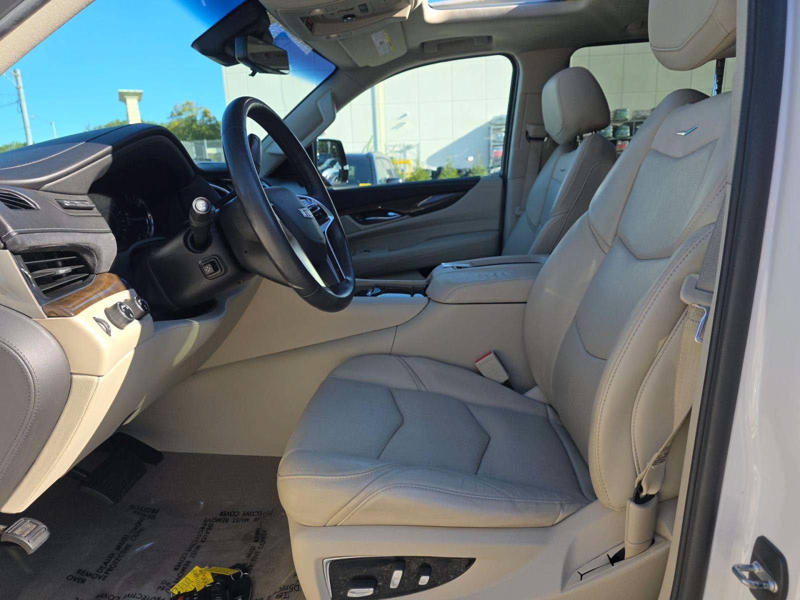Used 2018 Cadillac Escalade ESV Luxury AWD/4WD image 4
