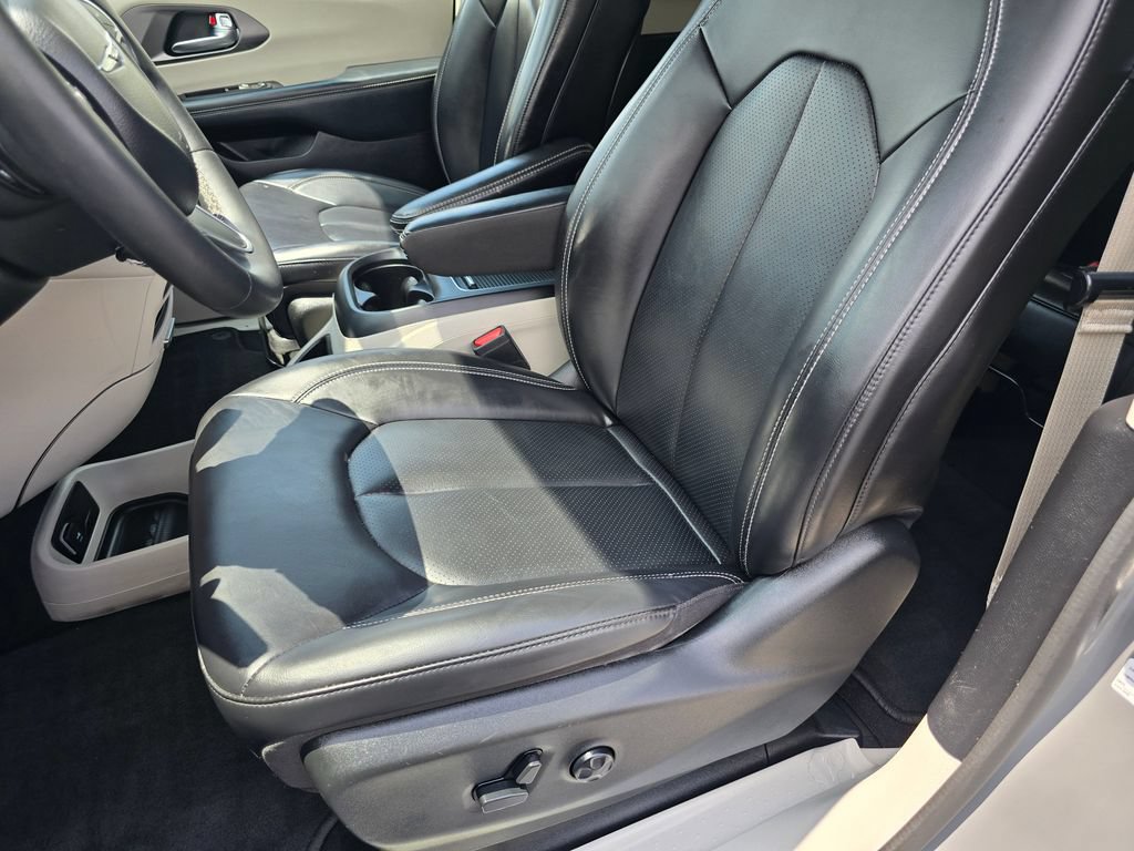 Used 2023 Chrysler Pacifica Touring-L FWD image 16