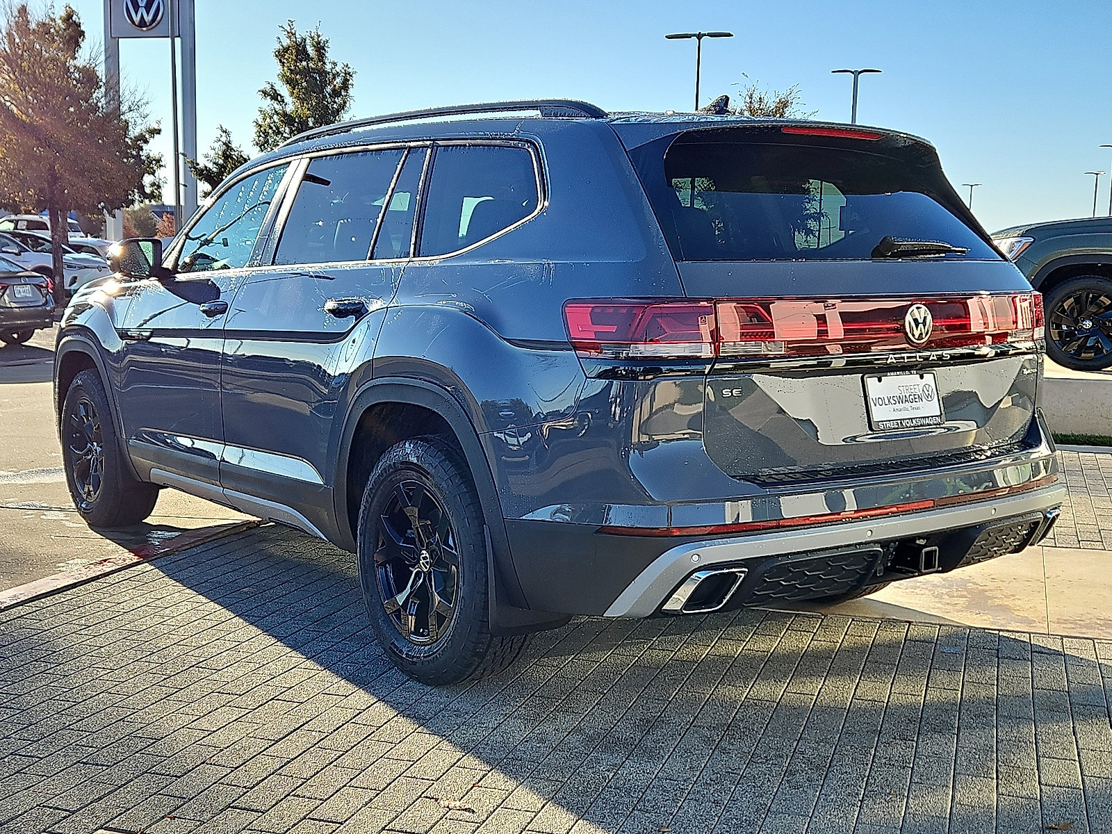 New 2026 Volkswagen Atlas Peak Edition image 2