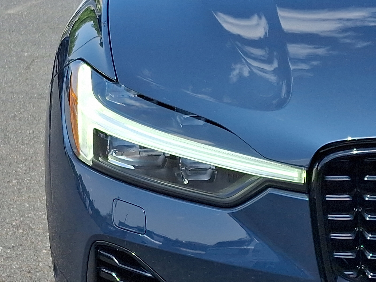 Certified 2025 Volvo XC60 T8 Plus w/ Protection Package Premier image 8