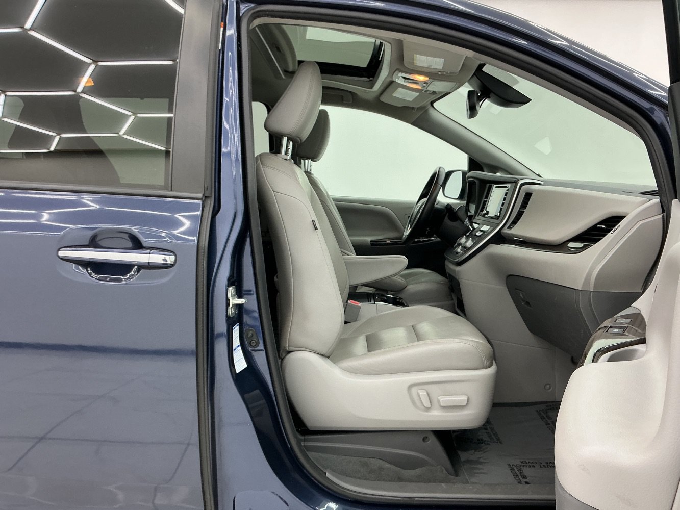 Used 2020 Toyota Sienna XLE AWD/4WD image 15