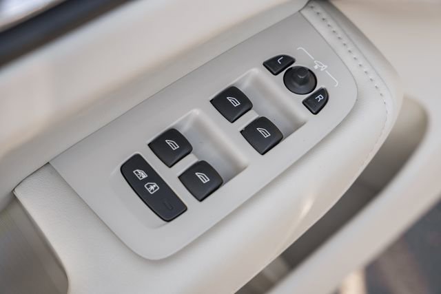 Used 2023 Volvo XC60 T8 Plus image 37