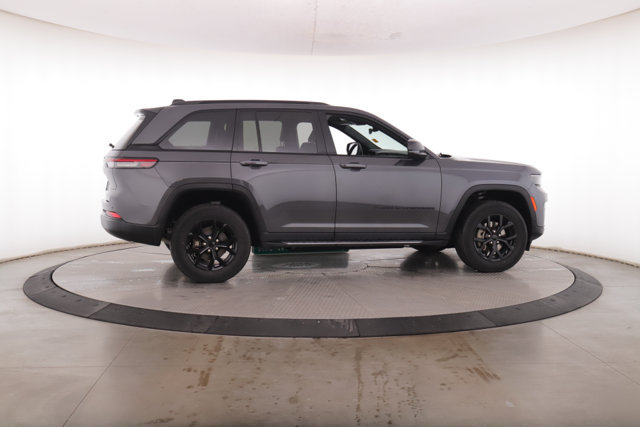 Used 2025 Jeep Grand Cherokee Altitude AWD/4WD image 7