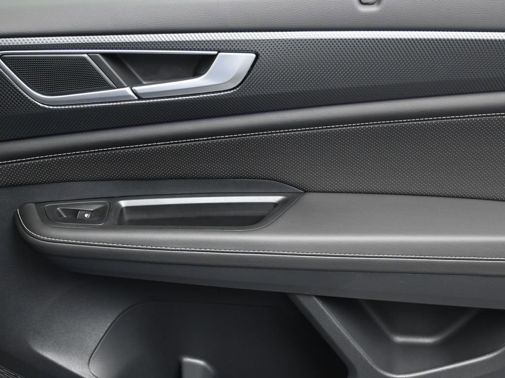 Used 2025 Volkswagen Atlas Cross Sport SEL R-Line image 14