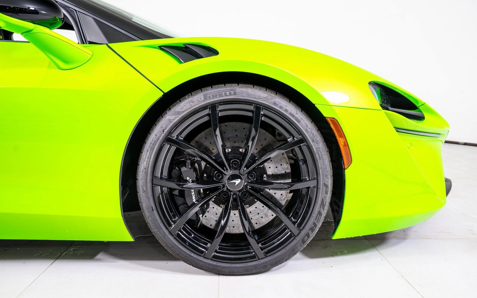 Used 2024 McLaren Artura RWD image 16