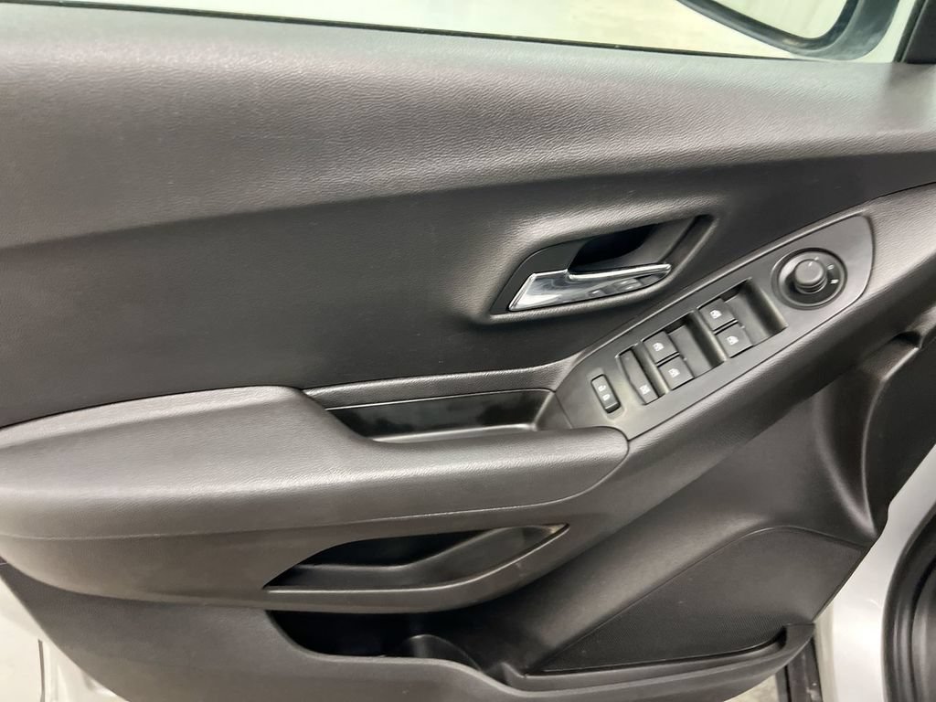 Used 2018 Chevrolet Trax LT w/ LT Convenience Package FWD image 20