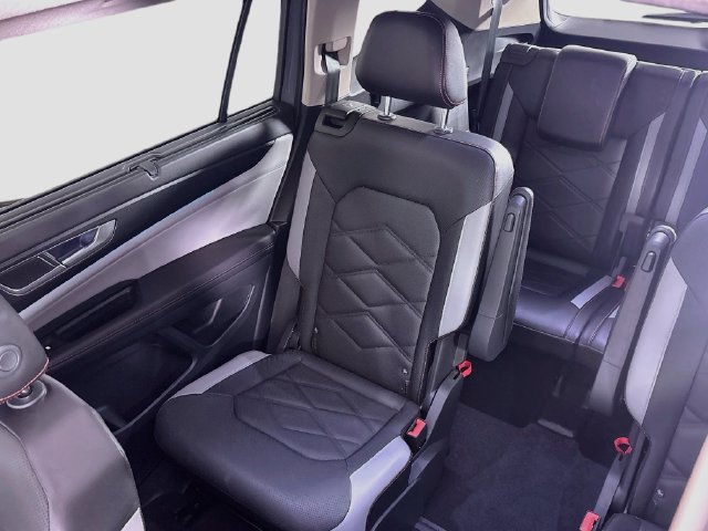 Certified 2024 Volkswagen Atlas Peak Edition SE AWD/4WD image 24