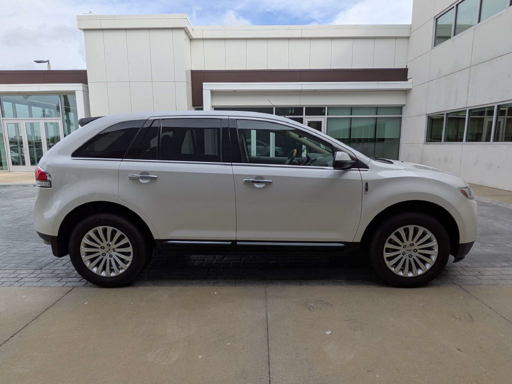 Used 2014 Lincoln MKX FWD w/ Walnut Swirl Wood Package image 6