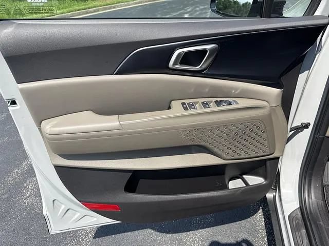 New 2027 Kia Carnival FWD image 7