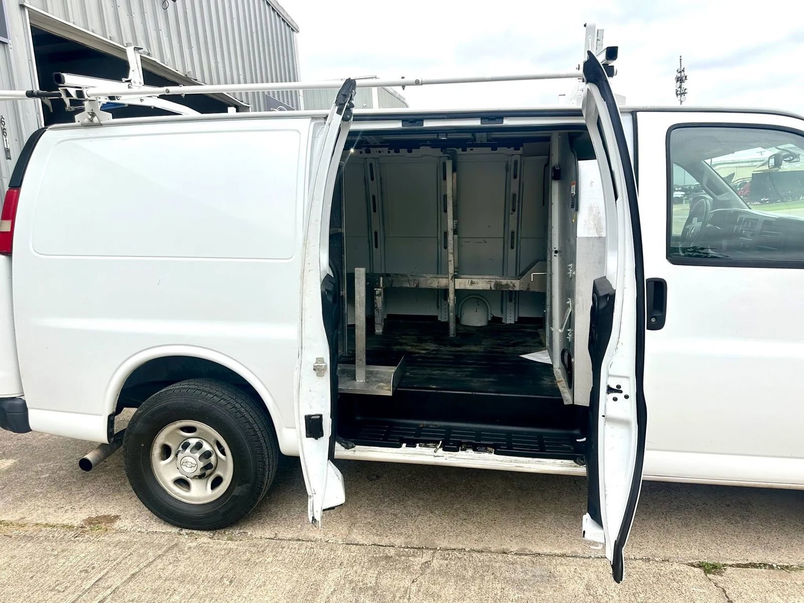 Used 2017 Chevrolet Express 2500 RWD image 25