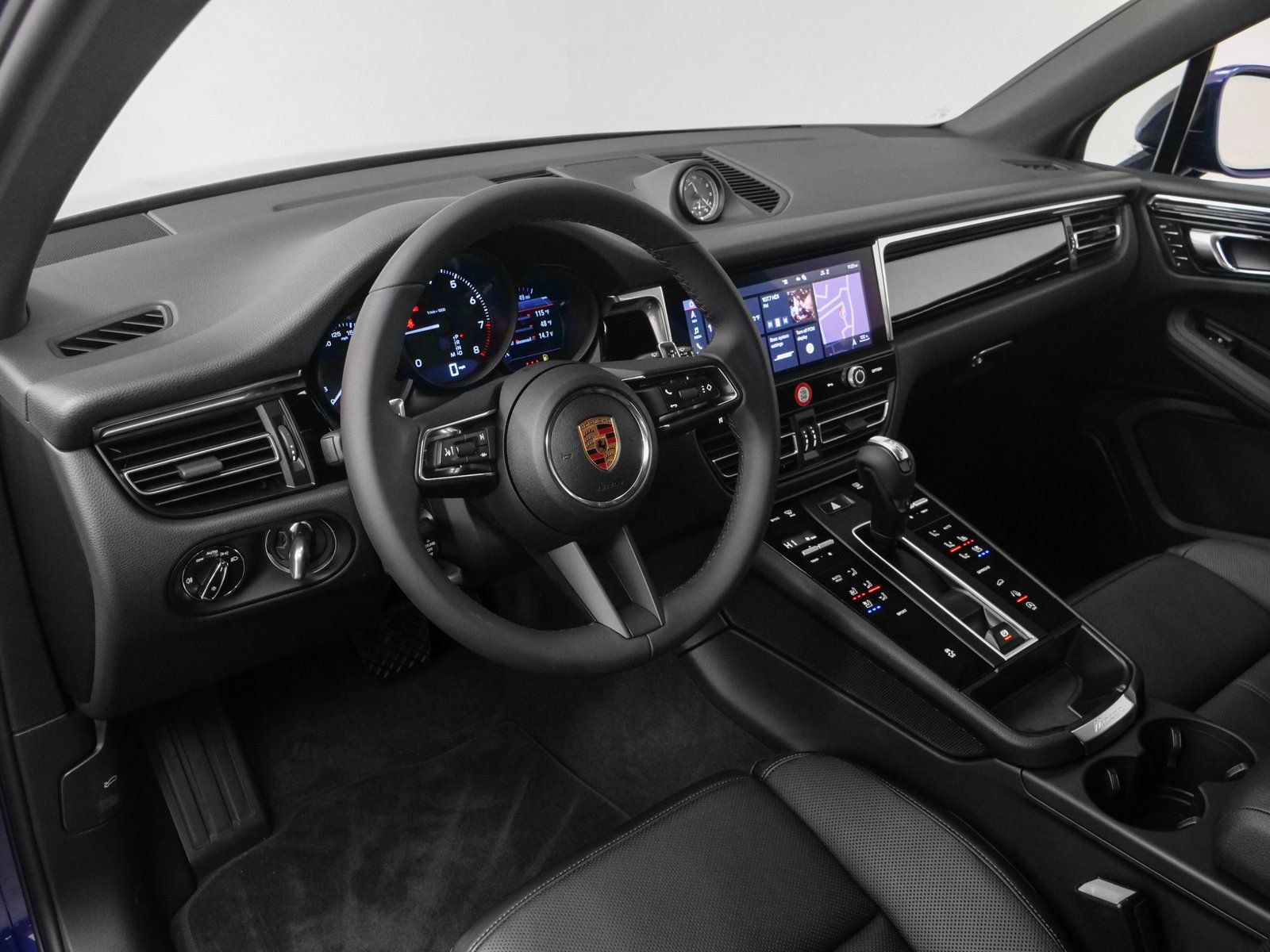 Certified 2025 Porsche Macan AWD/4WD image 4