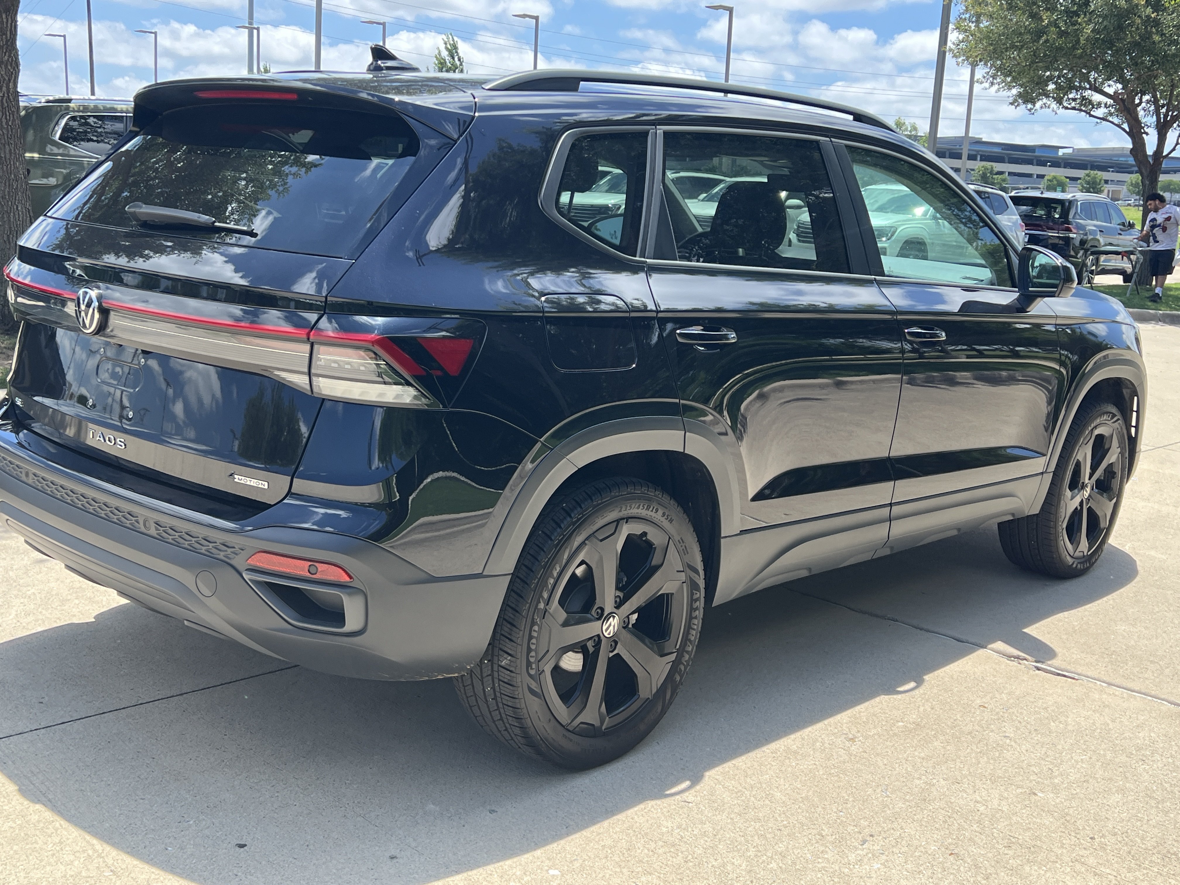 Certified 2025 Volkswagen Taos SE AWD/4WD image 10