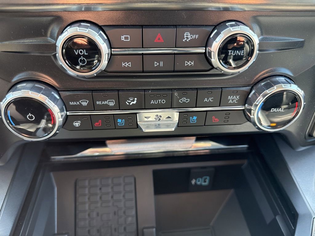Used 2025 Ford F450 Lariat w/ Lariat Ultimate Package AWD/4WD image 34
