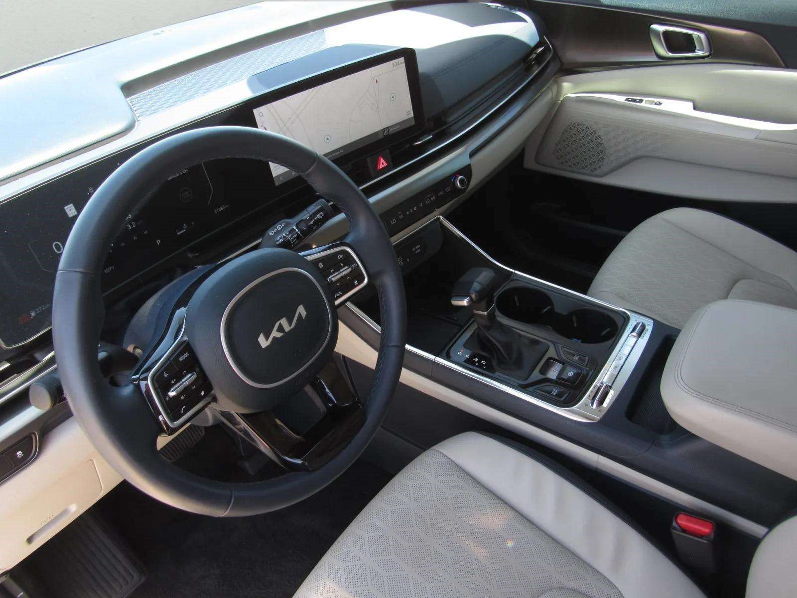Used 2025 Kia Carnival SX w/ SX Dark Edition Package FWD image 17