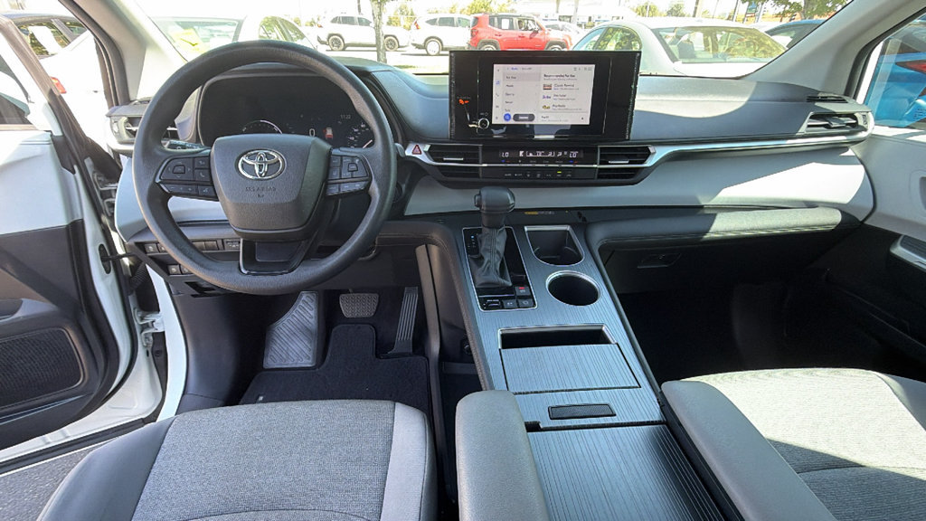 Used 2025 Toyota Sienna LE FWD image 16