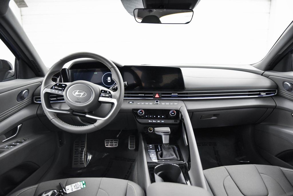 Used 2025 Hyundai Elantra SEL image 23