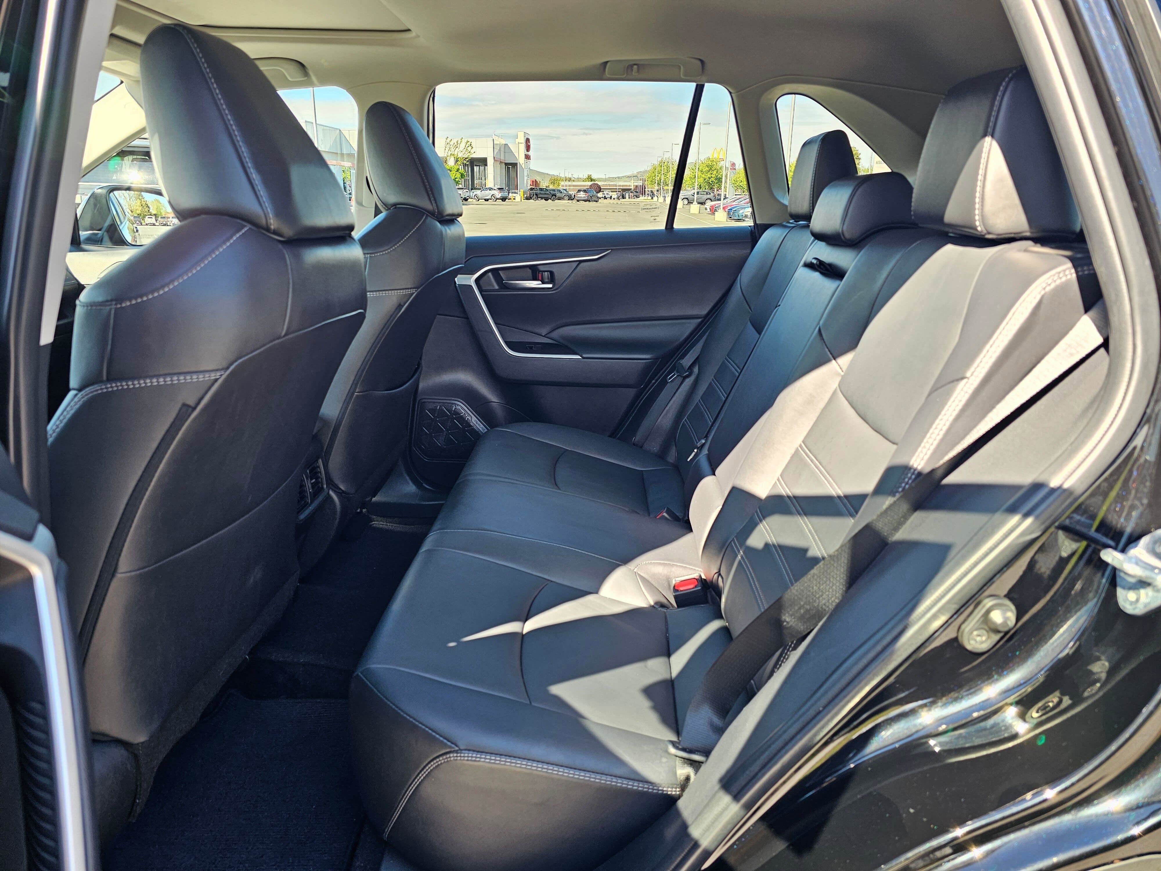 Used 2023 Toyota RAV4 XLE Premium image 17