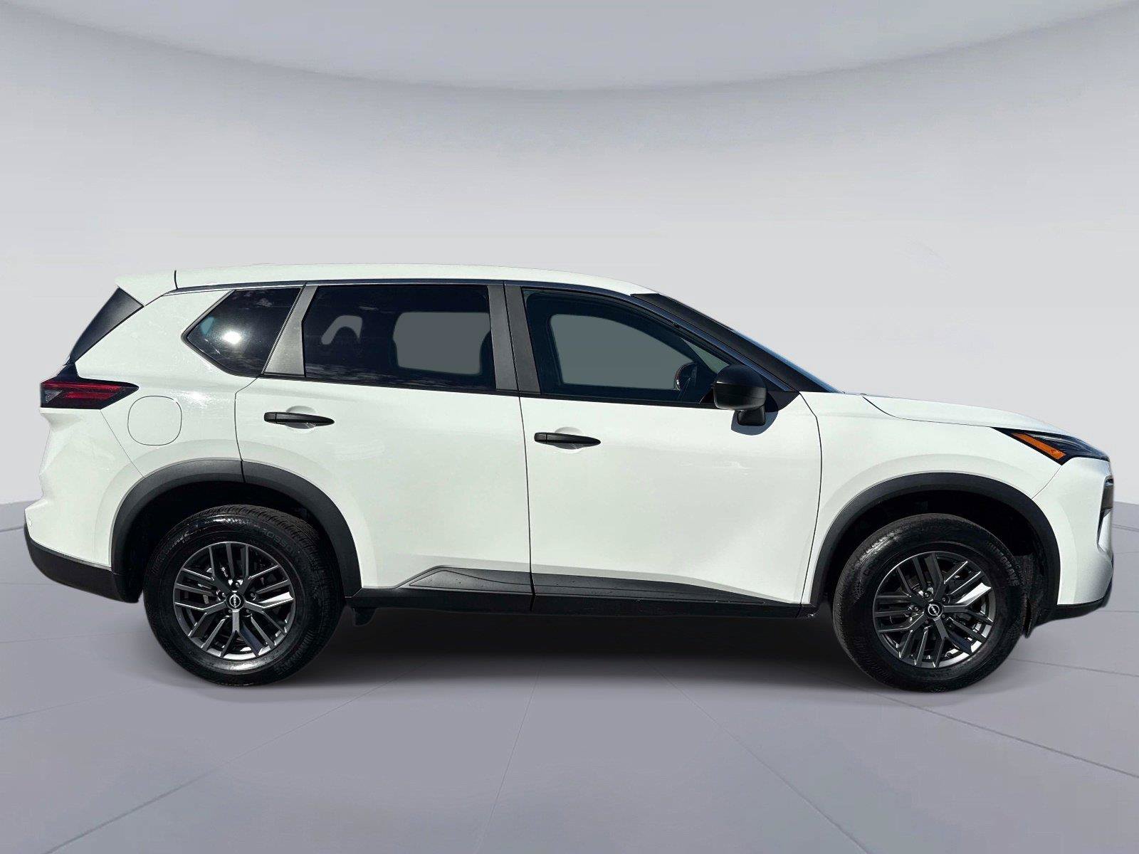 Used 2024 Nissan Rogue S FWD image 2