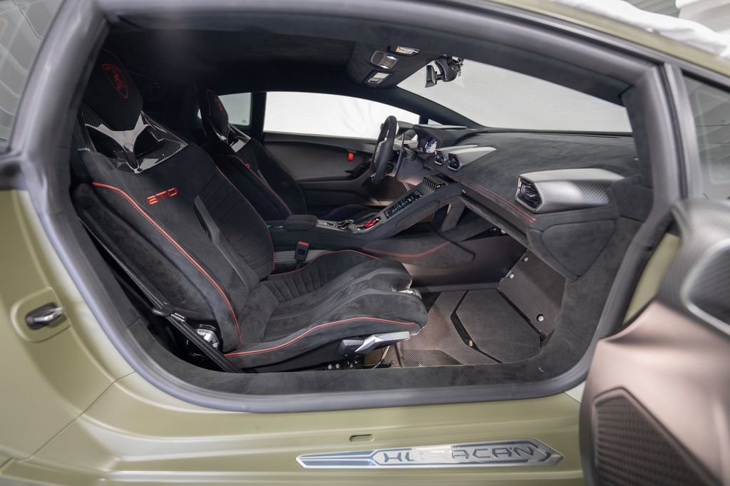 Used 2022 Lamborghini Huracan STO image 17