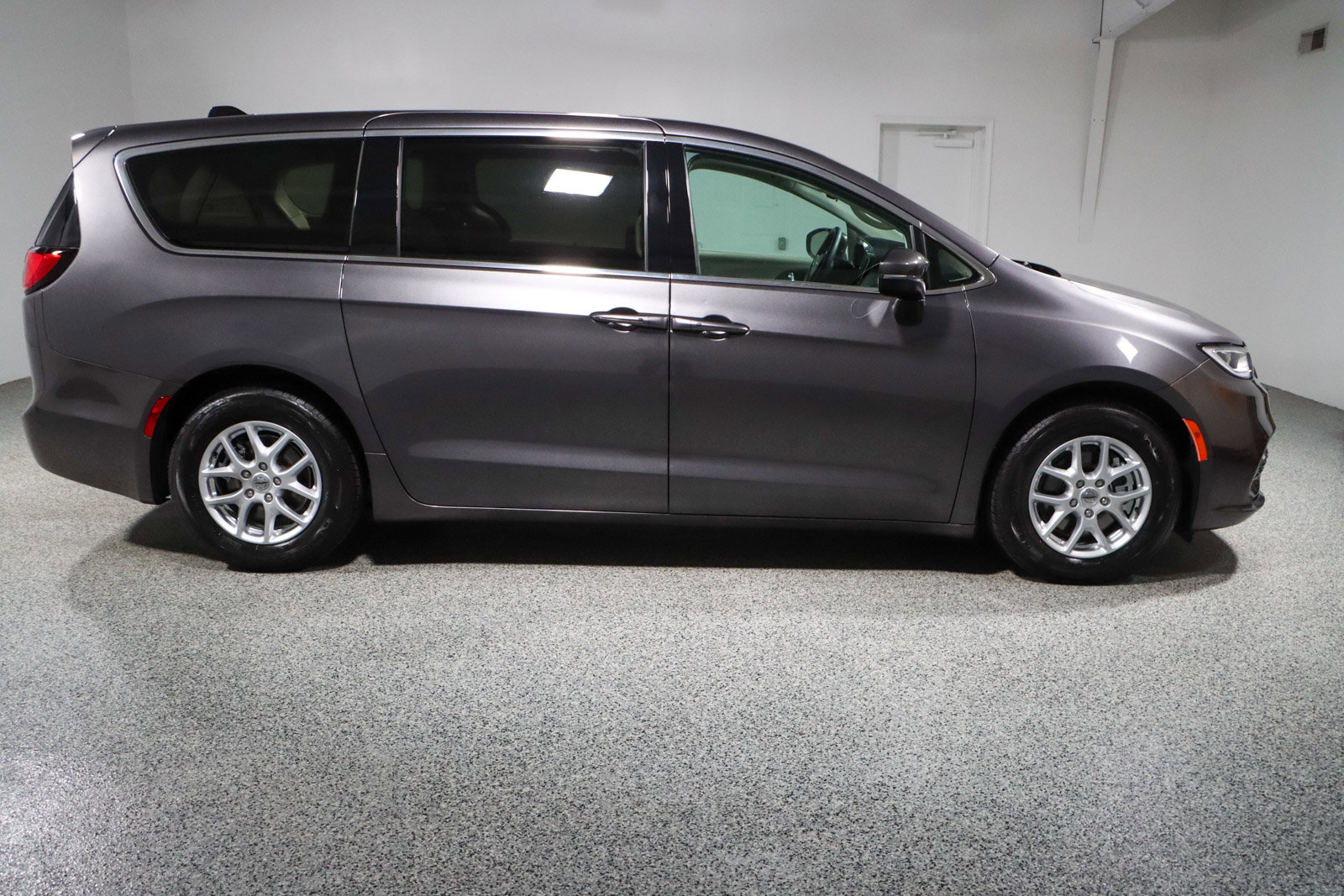 Used 2023 Chrysler Pacifica Touring-L FWD image 6