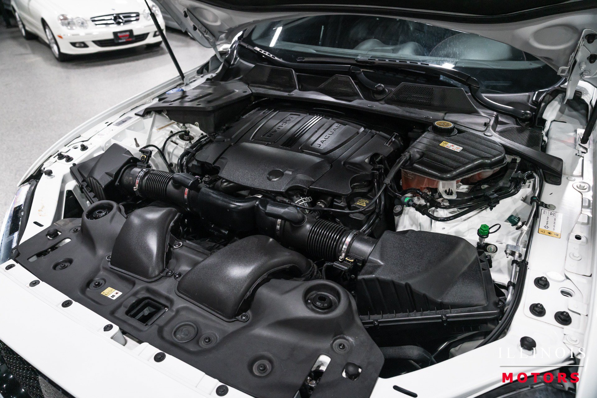 Used 2017 Jaguar XJ R RWD image 38